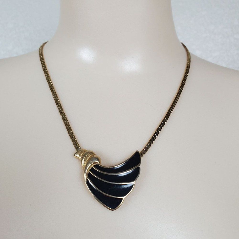 Vintage‎ Trifari 70s 80s Black Enamel Gold Tone Nautical Seashell Wave Necklace